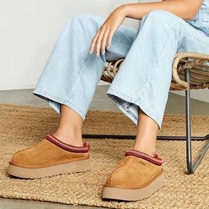 Almost BRAND NEW Ugg Tazz Suede Platform Clog Slippers in Chestnut